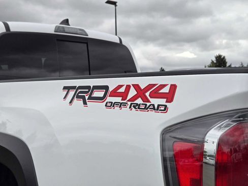 Certified 2022 Toyota Tacoma TRD Off-Road AWD/4WD image 19