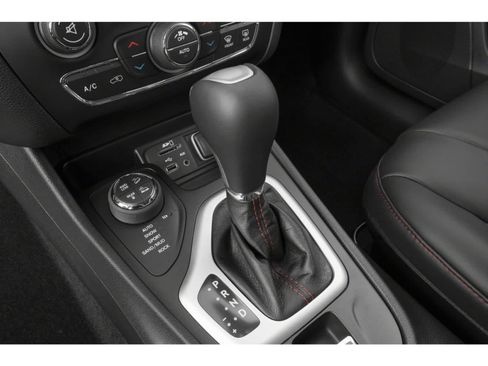 Used 2015 Jeep Cherokee Trailhawk w/ Comfort/Convenience Group AWD/4WD image 8
