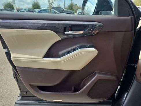 Used 2021 Toyota Highlander Platinum image 28