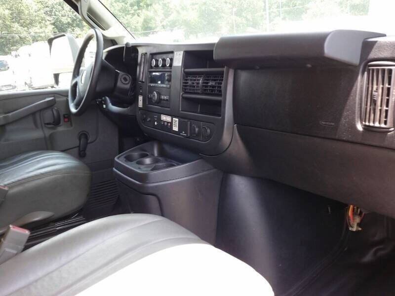Used 2021 GMC Savana 3500 Extended w/ Power Convenience Package RWD image 9
