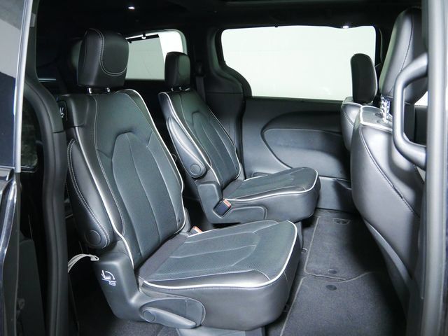 Certified 2025 Chrysler Pacifica Limited FWD image 15