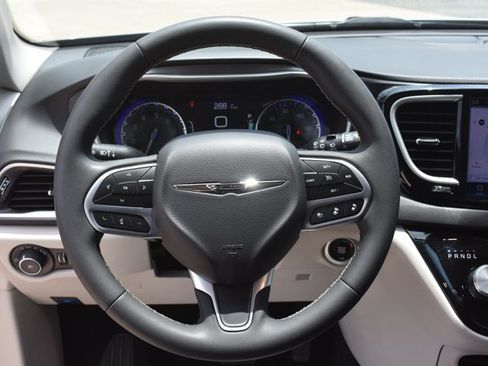 Used 2024 Chrysler Pacifica Touring-L FWD image 20