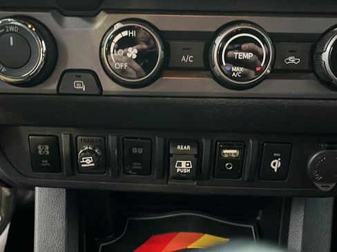 Used 2018 Toyota Tacoma TRD Sport image 19