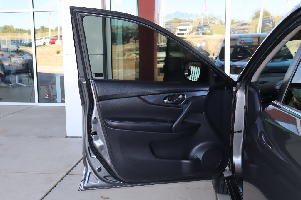 Used 2017 Nissan Rogue SV FWD image 13