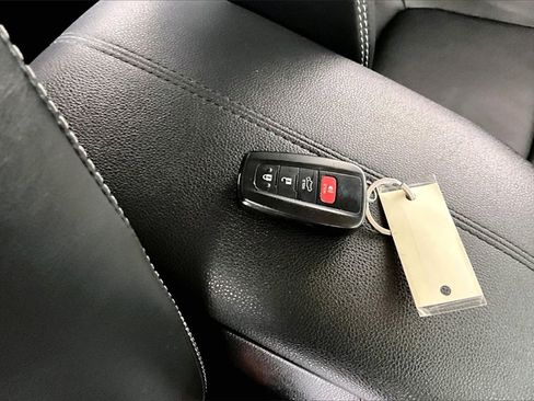 Used 2021 Toyota RAV4 XLE Premium image 34