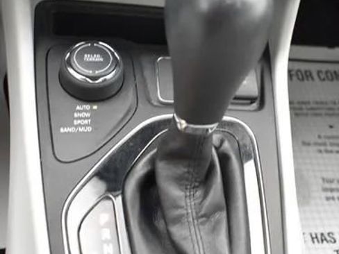 Used 2020 Jeep Cherokee Limited image 36