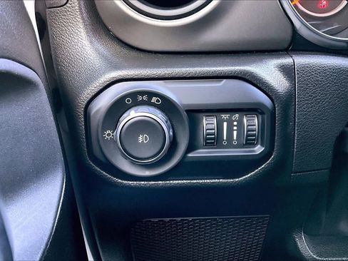 Used 2022 Jeep Wrangler Sport AWD/4WD image 32
