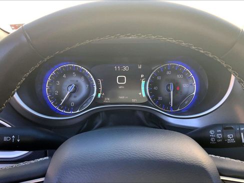 Used 2023 Chrysler Pacifica Touring-L image 19