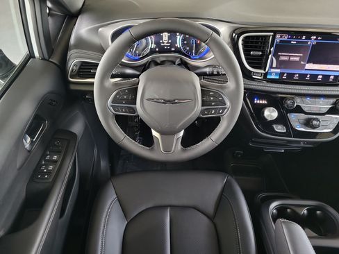 New 2026 Chrysler Pacifica Select FWD image 12