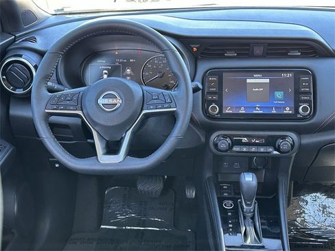 Used 2023 Nissan Kicks SR image 11