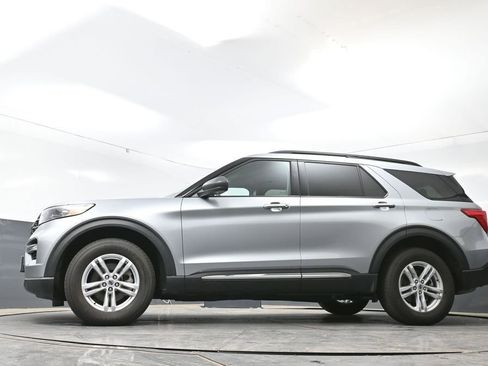 Used 2024 Ford Explorer XLT w/ Equipment Group 202A AWD/4WD image 59