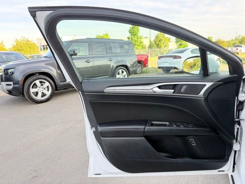 Used 2019 Ford Fusion SE FWD image 14