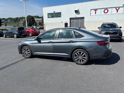 Used 2025 Volkswagen Jetta SE FWD image 12
