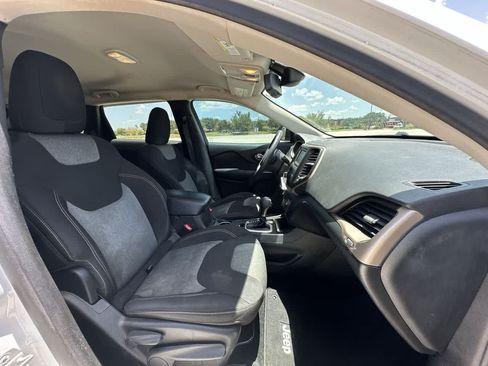 Used 2014 Jeep Cherokee Latitude FWD image 22