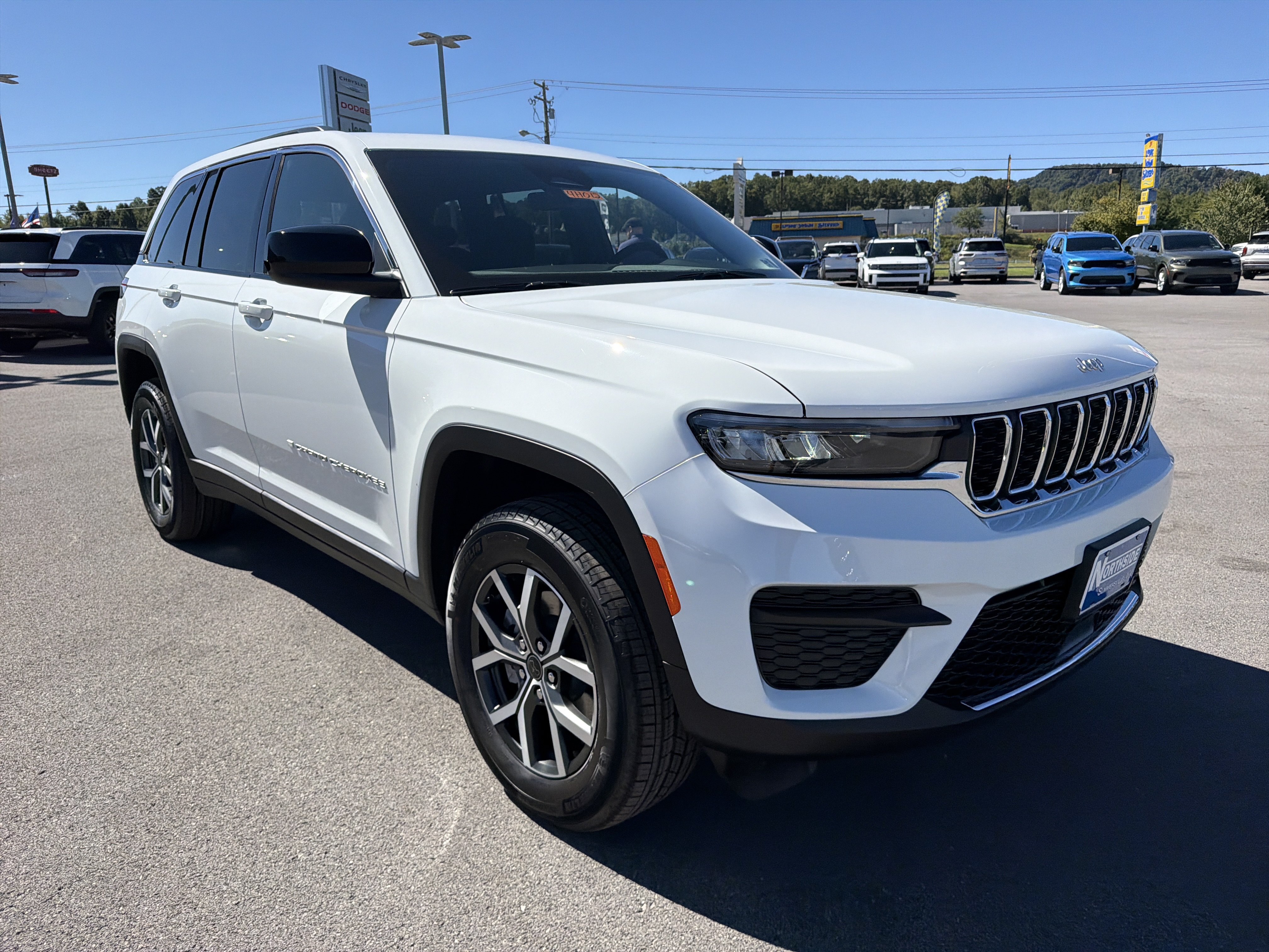 New 2027 Jeep Grand Cherokee Laredo X AWD/4WD image 3