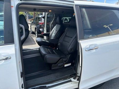Used 2017 Toyota Sienna SE FWD image 16