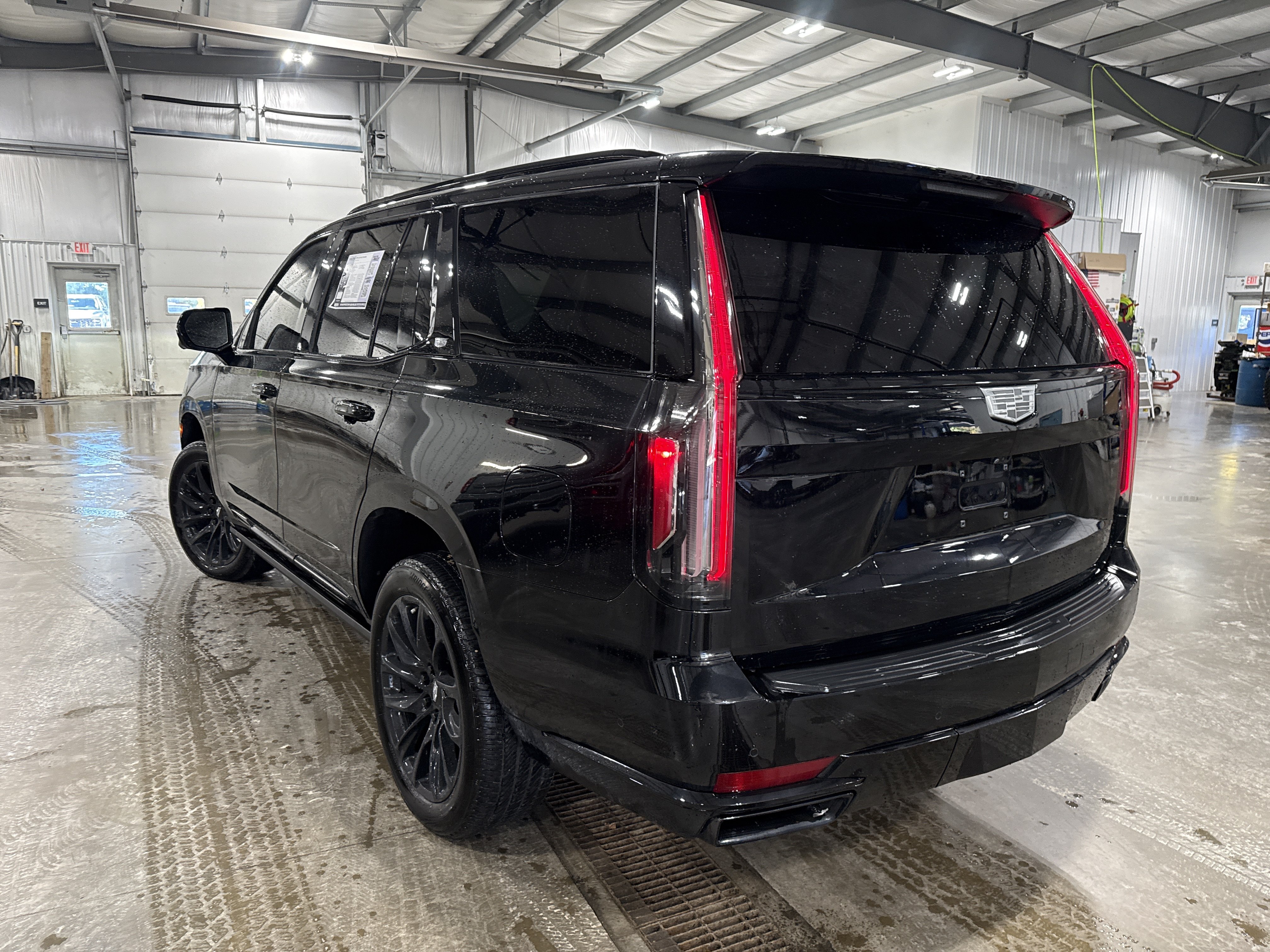 Used 2024 Cadillac Escalade Sport Platinum w/ LPO, ONYX Package AWD/4WD image 4