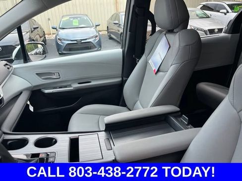 Used 2026 Toyota Sienna XLE FWD image 10