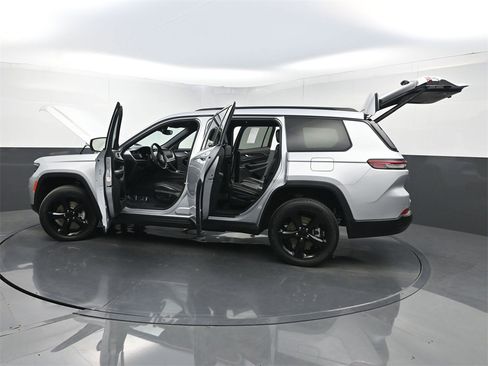 Used 2023 Jeep Grand Cherokee L Laredo image 40