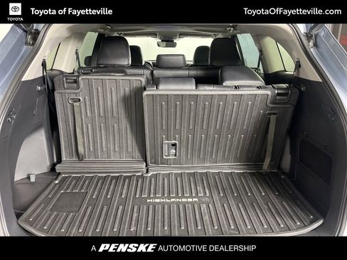 Used 2023 Toyota Highlander XLE AWD/4WD image 13