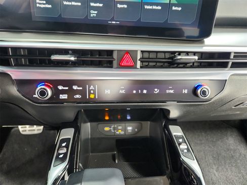 Used 2025 Kia Sorento SX image 32