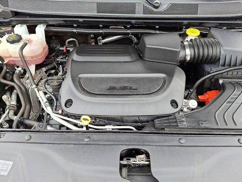 Used 2023 Chrysler Pacifica Touring-L image 29