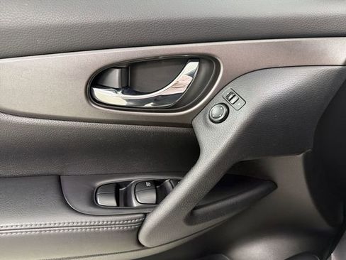 Used 2015 Nissan Rogue SV image 22