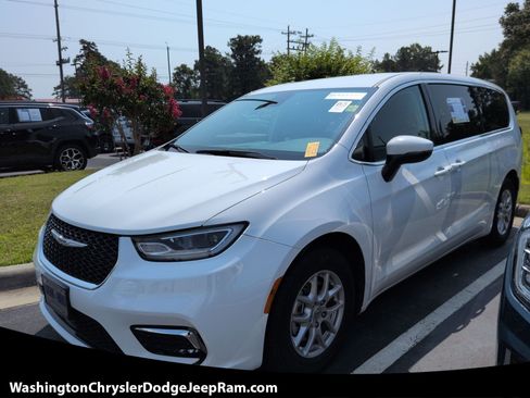 Used 2023 Chrysler Pacifica Touring-L FWD image 1