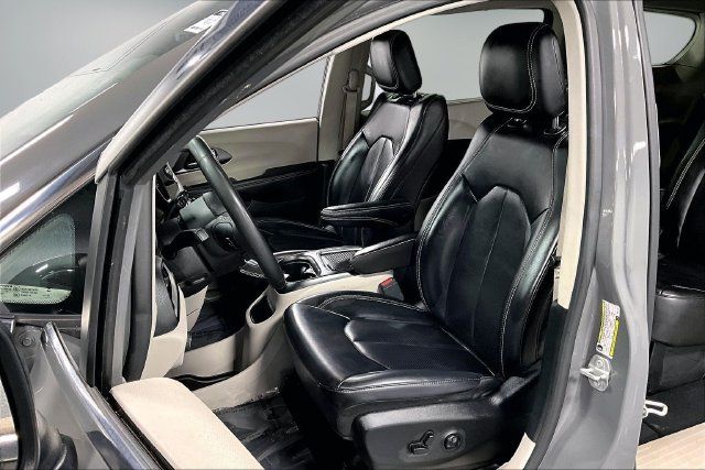 Used 2023 Chrysler Pacifica Touring-L FWD image 19