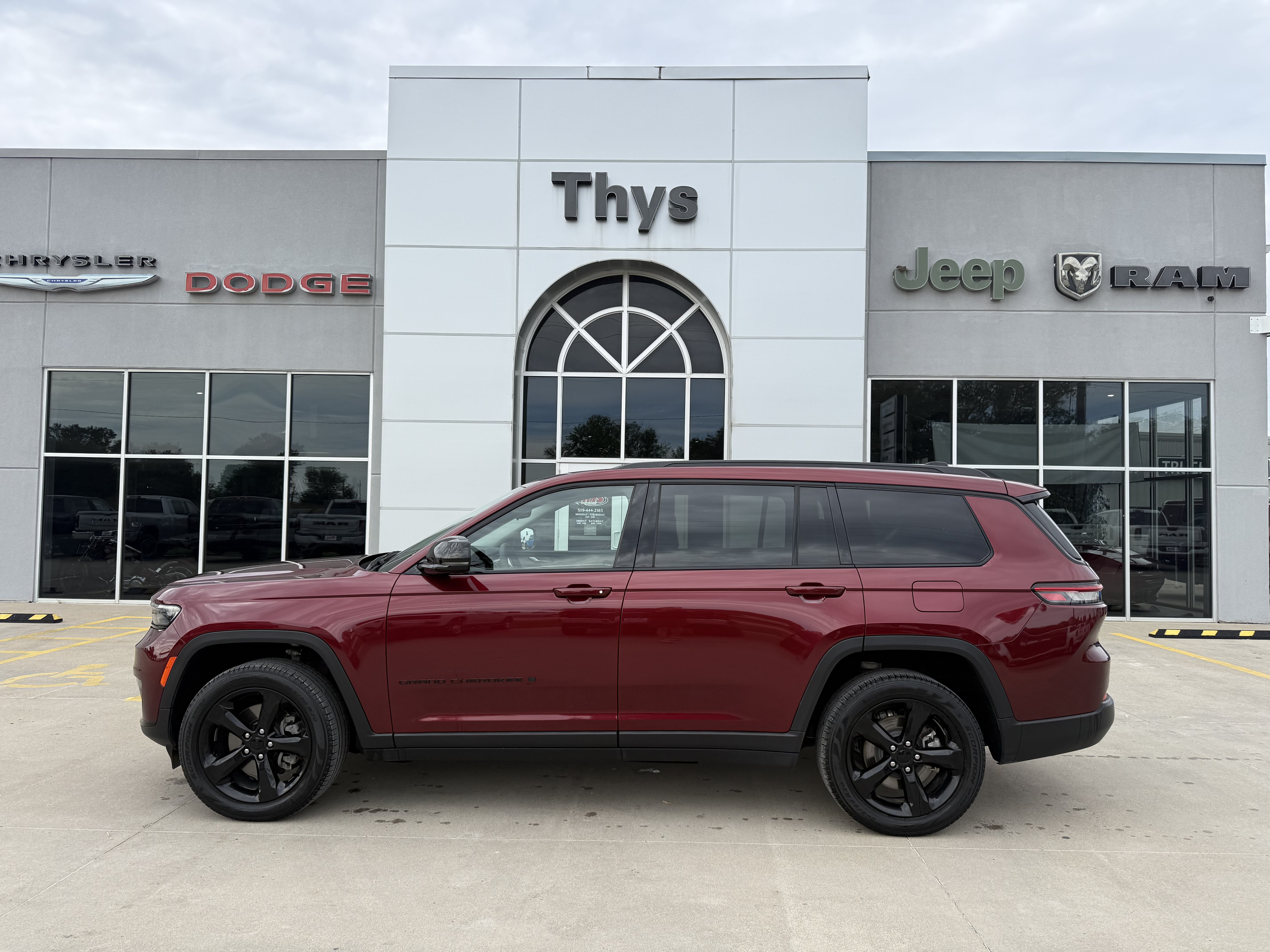 Used 2023 Jeep Grand Cherokee L Limited w/ Black Appearance Package AWD/4WD image 35