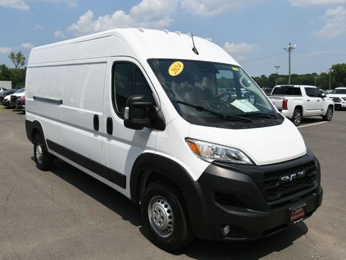 Used 2024 RAM ProMaster 2500 w/ Convenience Group FWD image 2
