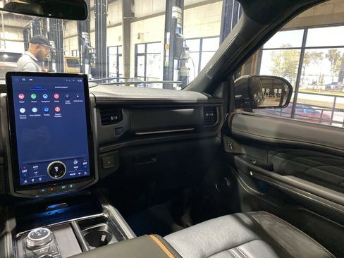 Used 2023 Ford Expedition Platinum image 4