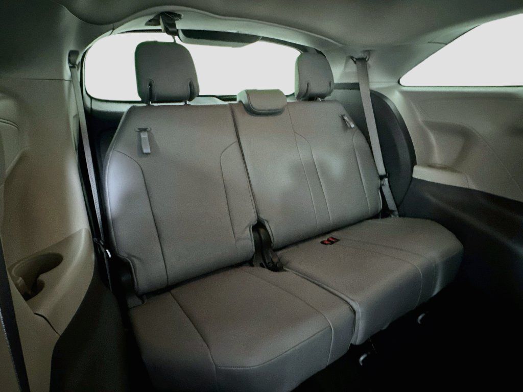 Used 2022 Toyota Sienna XLE FWD image 28