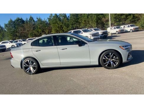 Used 2024 Volvo S60 B5 Core image 9