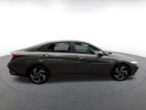 Used 2025 Hyundai Elantra SEL image 16