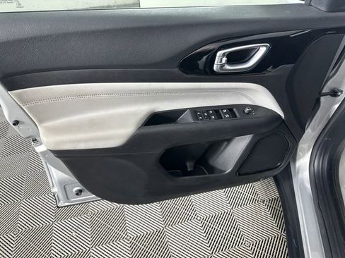 Used 2025 Jeep Compass Limited image 19