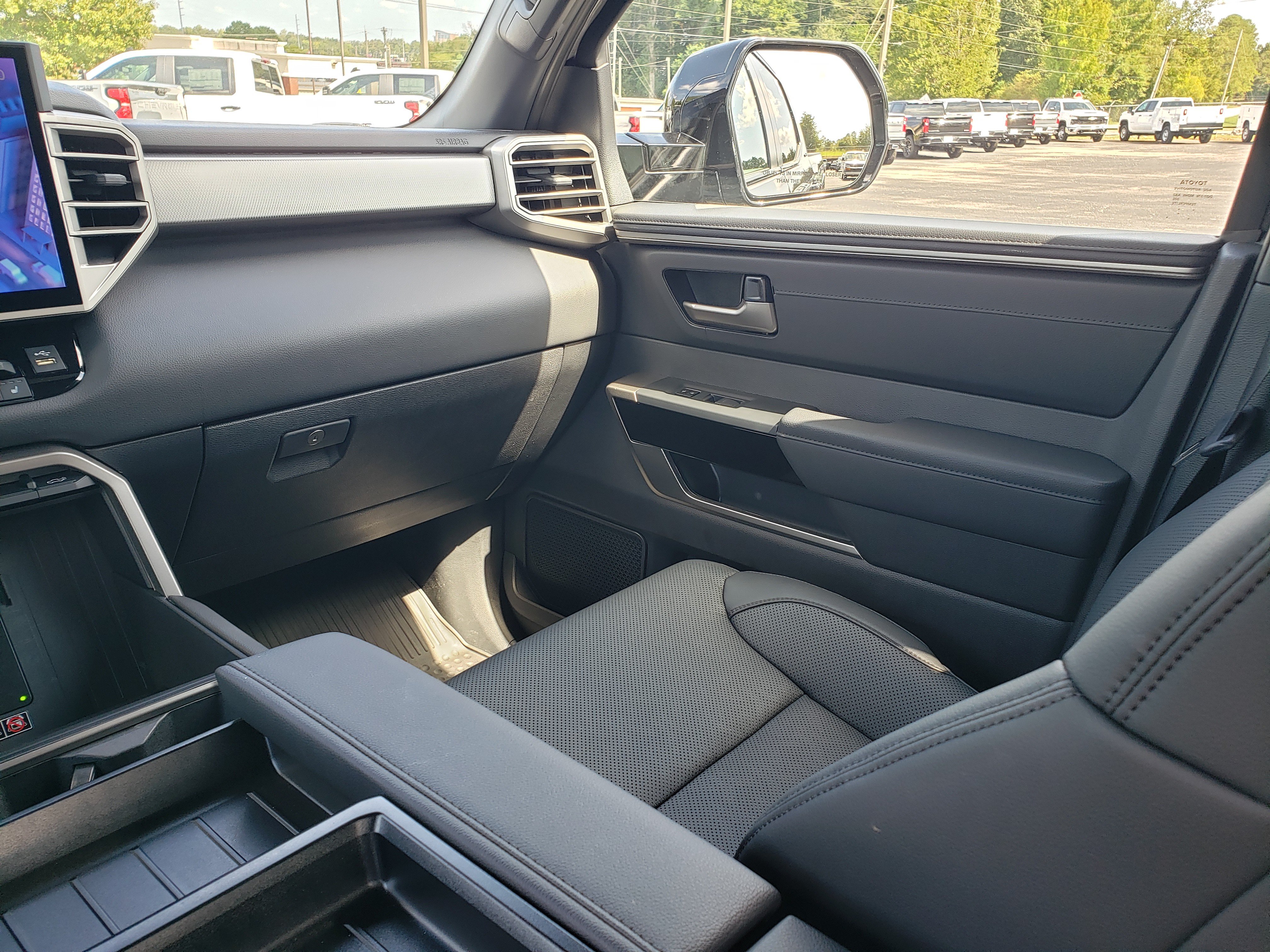 Used 2025 Toyota Tundra Limited w/ TRD Off-Road Package AWD/4WD image 34