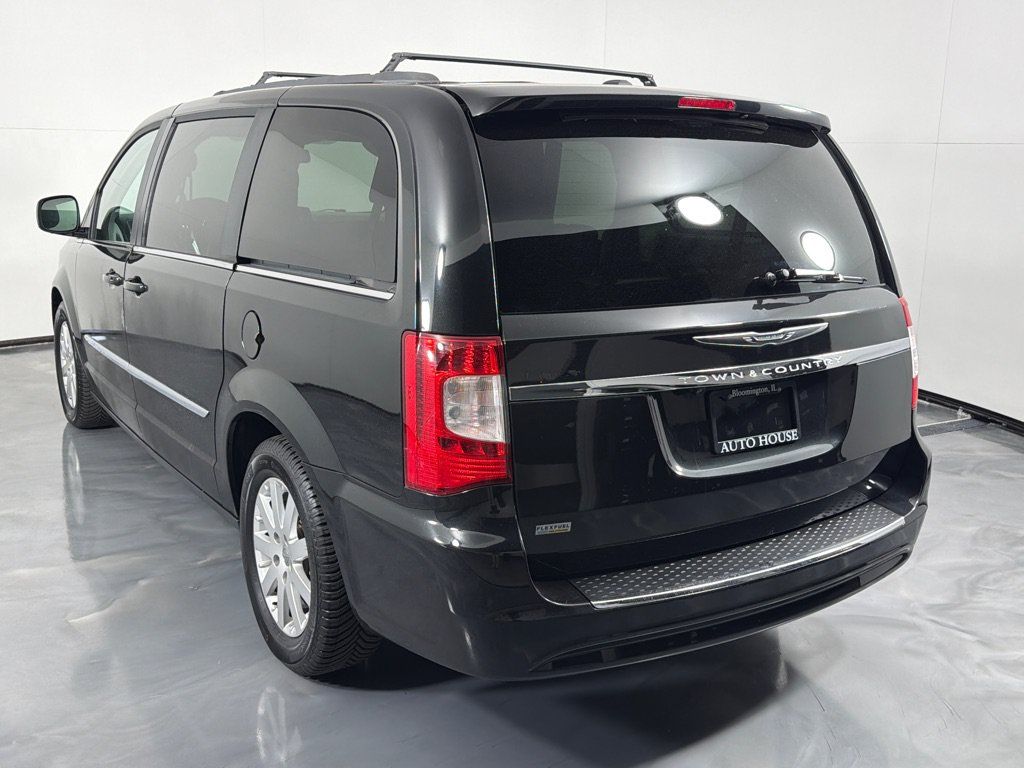 Used 2013 Chrysler Town & Country Touring FWD image 7