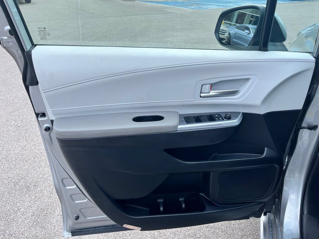 Used 2025 Toyota Sienna XLE FWD image 10