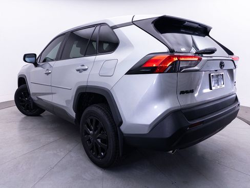 Used 2022 Toyota RAV4 LE AWD/4WD image 3