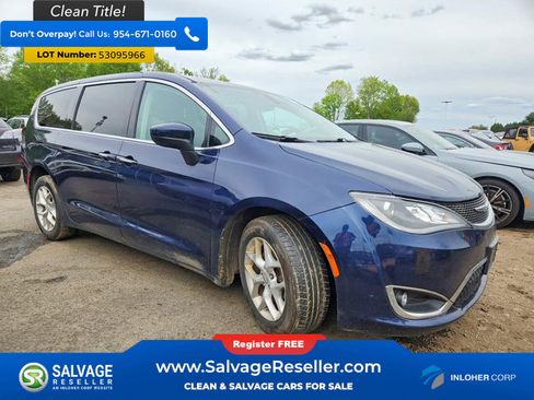 Used 2017 Chrysler Pacifica Touring Plus w/ Tire & Wheel Group FWD image 5