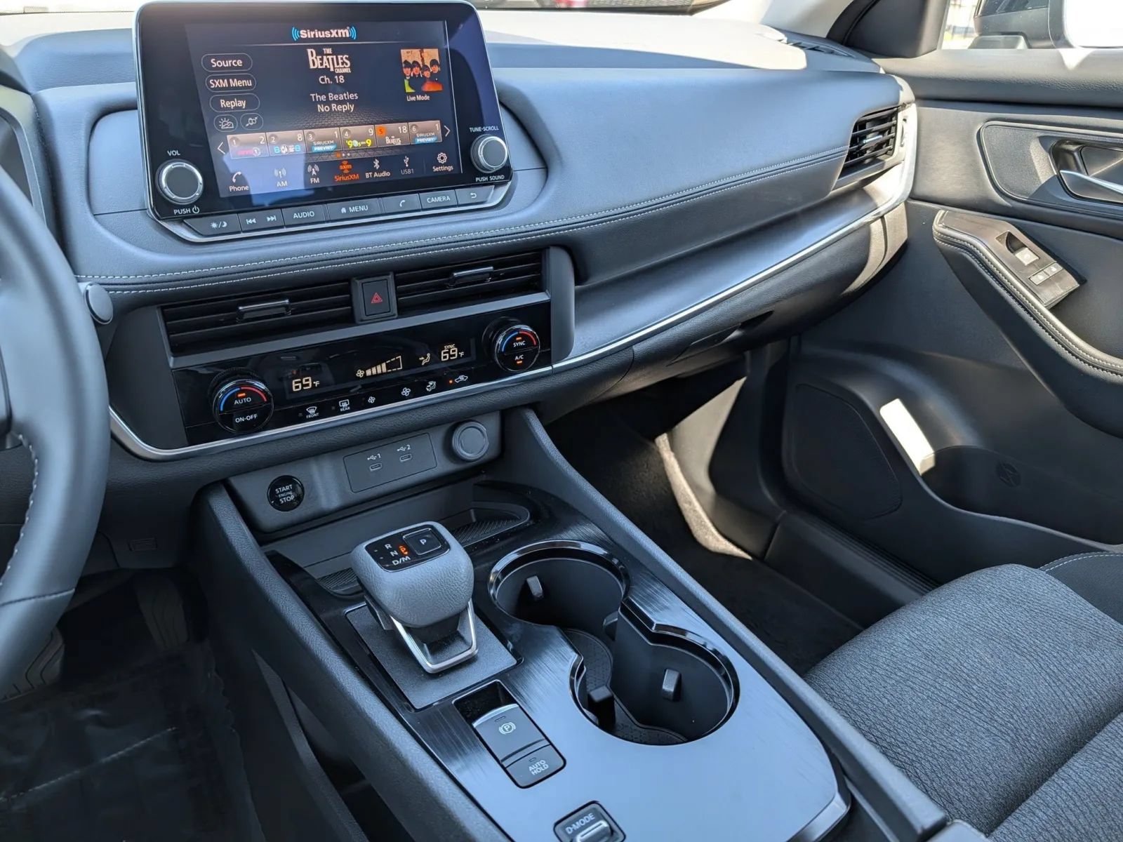 Used 2025 Nissan Rogue SV FWD image 24