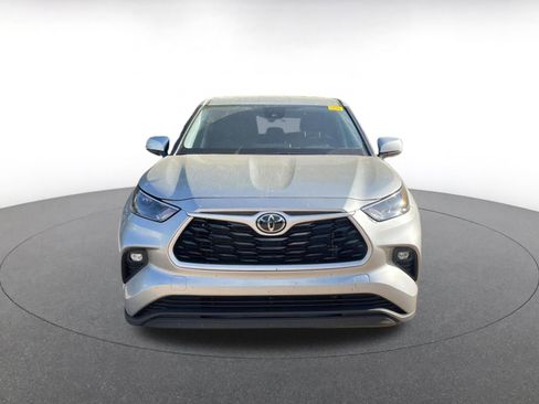 Used 2025 Toyota Highlander LE image 2