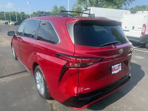 Used 2022 Toyota Sienna XSE w/ XSE Plus Package AWD/4WD image 5