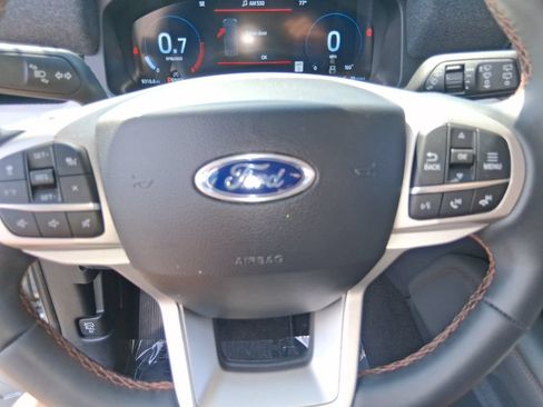 Used 2025 Ford Explorer Active AWD/4WD image 13