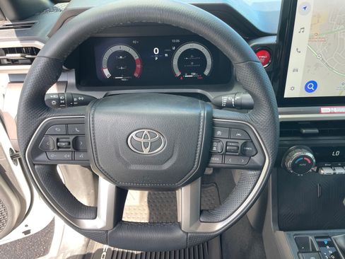 Used 2025 Toyota Tacoma TRD Off-Road AWD/4WD image 7