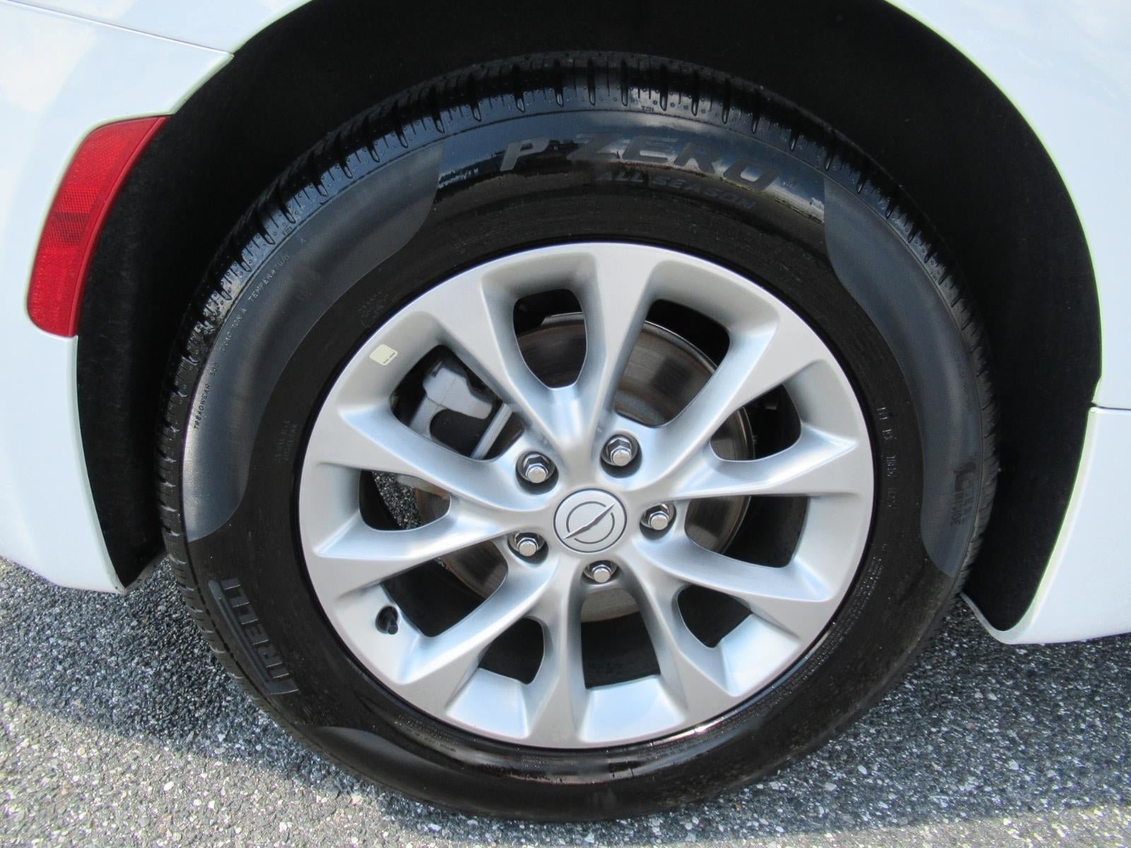 Used 2026 Chrysler Pacifica Limited FWD image 8