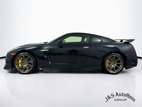Used 2024 Nissan GT-R w/ Floor Mat Package AWD/4WD image 4