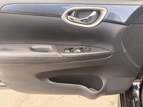 Used 2018 Nissan Sentra SR w/ Technology Package FWD image 12