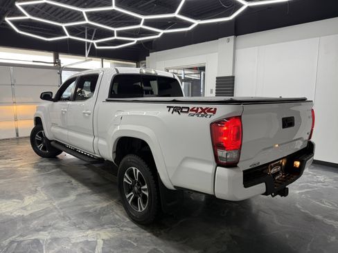 Used 2017 Toyota Tacoma TRD Off-Road image 3